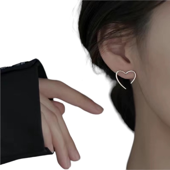 Minimalist Hollow Heart Silver Stud Earrings - Picture 6 of 7